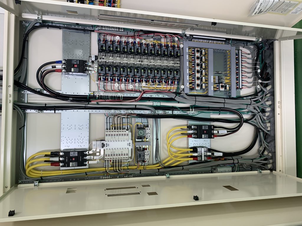 分電盤の写真 _ 分電盤 わかりやすく – 配電盤と分電盤の違いについて詳しく解説します – JRWP